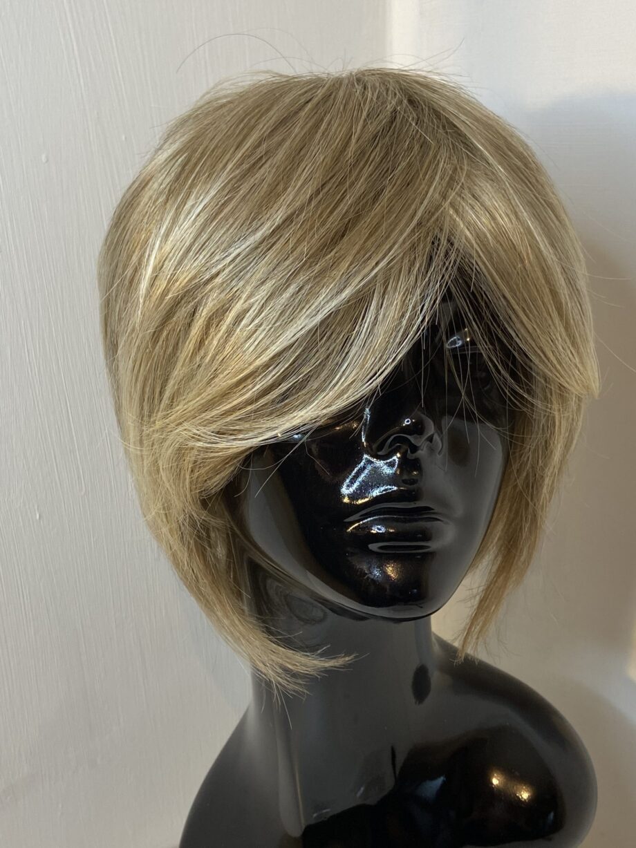 Blonde mid length wig. Blms5173