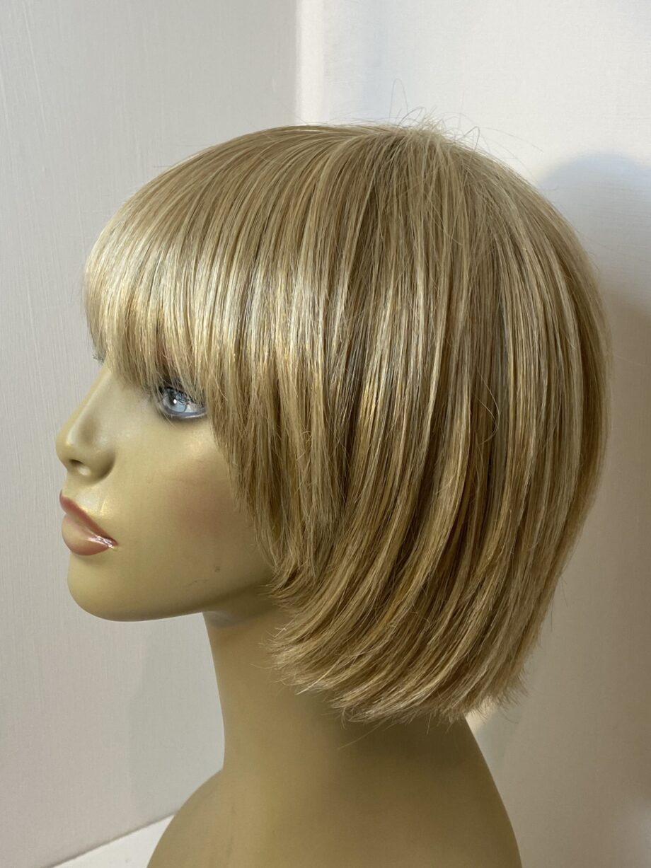 Light blonde shiny wig. Blms5174