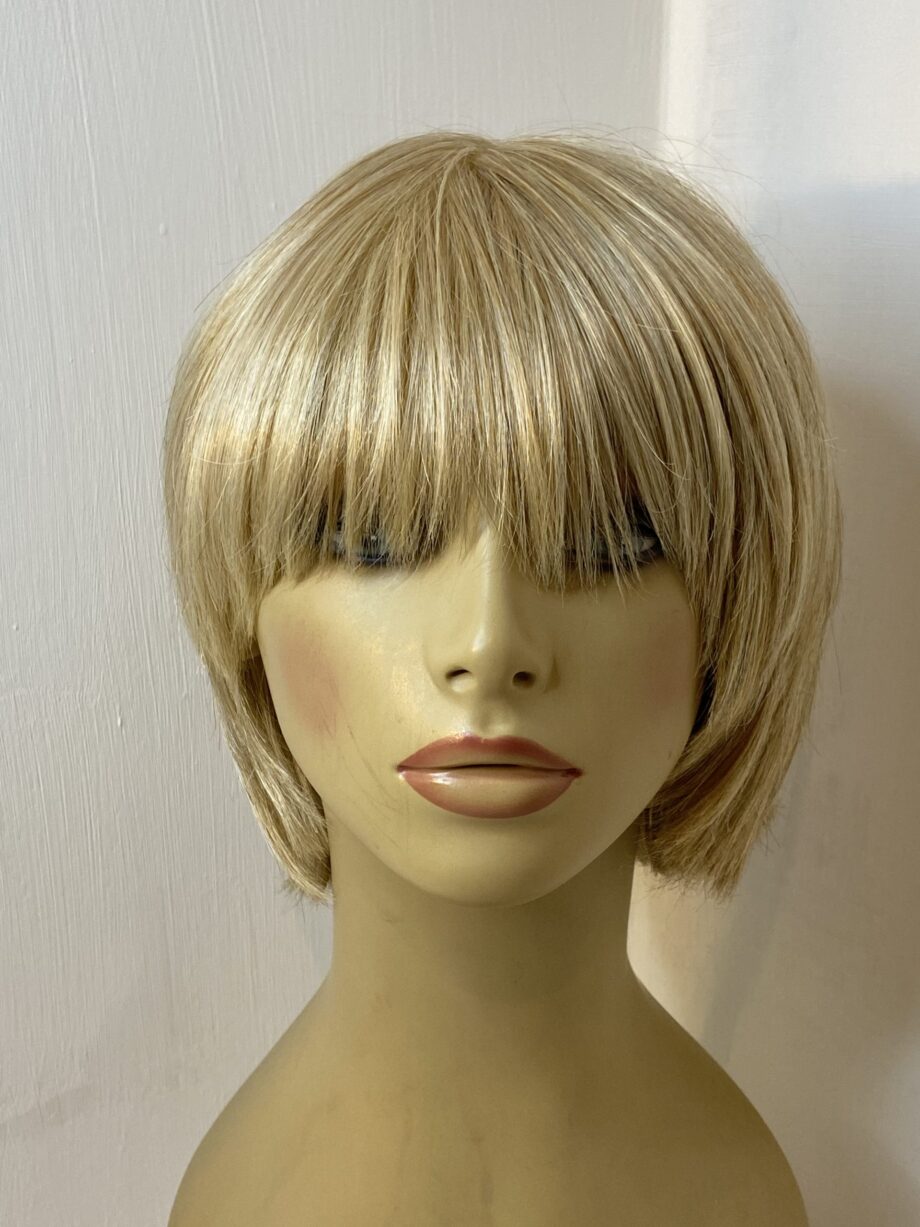 Light blonde shiny wig. Blms5174