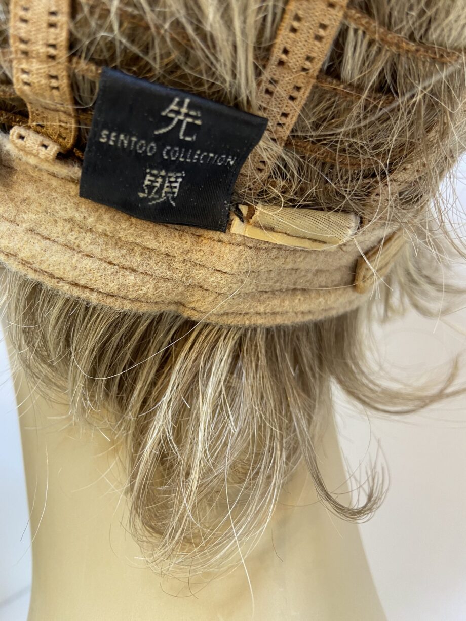 Short blonde highlighted wig. Bblsw269