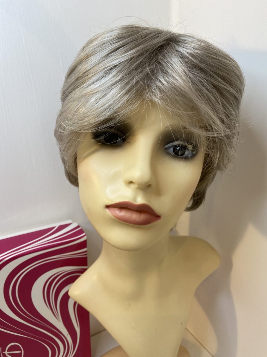 Dimples warm grey wig. Bgss268
