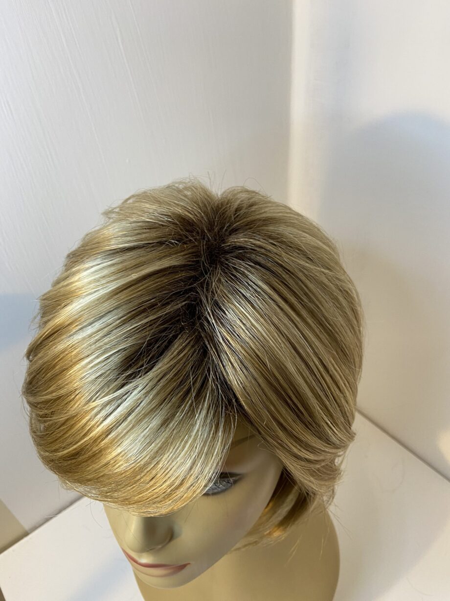 Blonde rooted wig. Blms5171