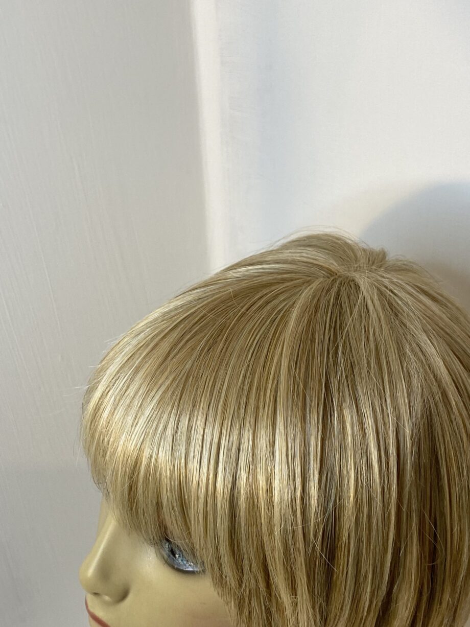 Light blonde shiny wig. Blms5174