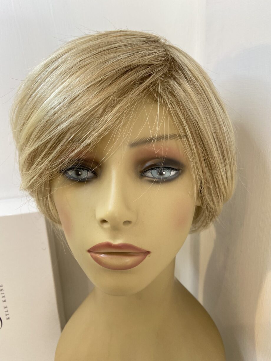 Light Blonde mid length wig. Bblms272