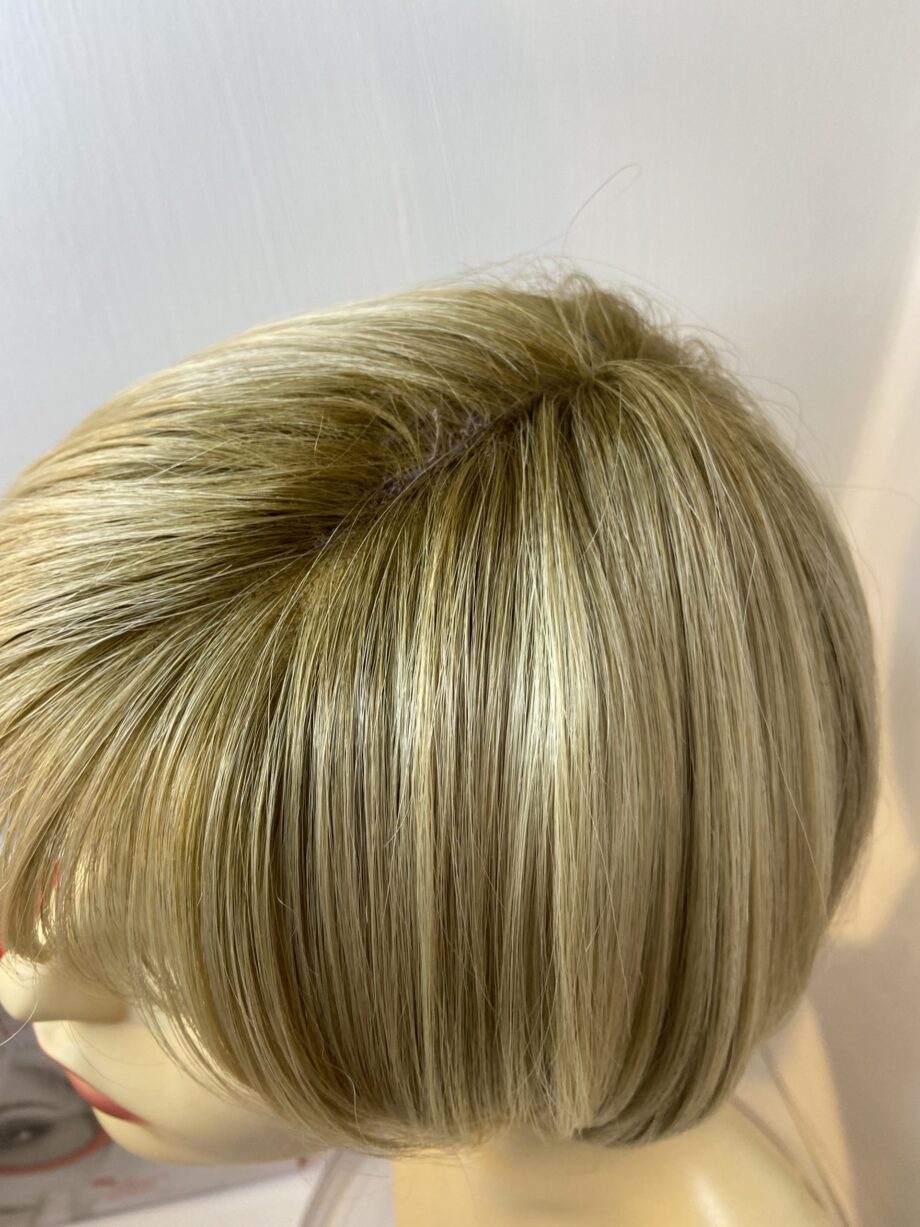 Rooted blonde wig. Bblms284