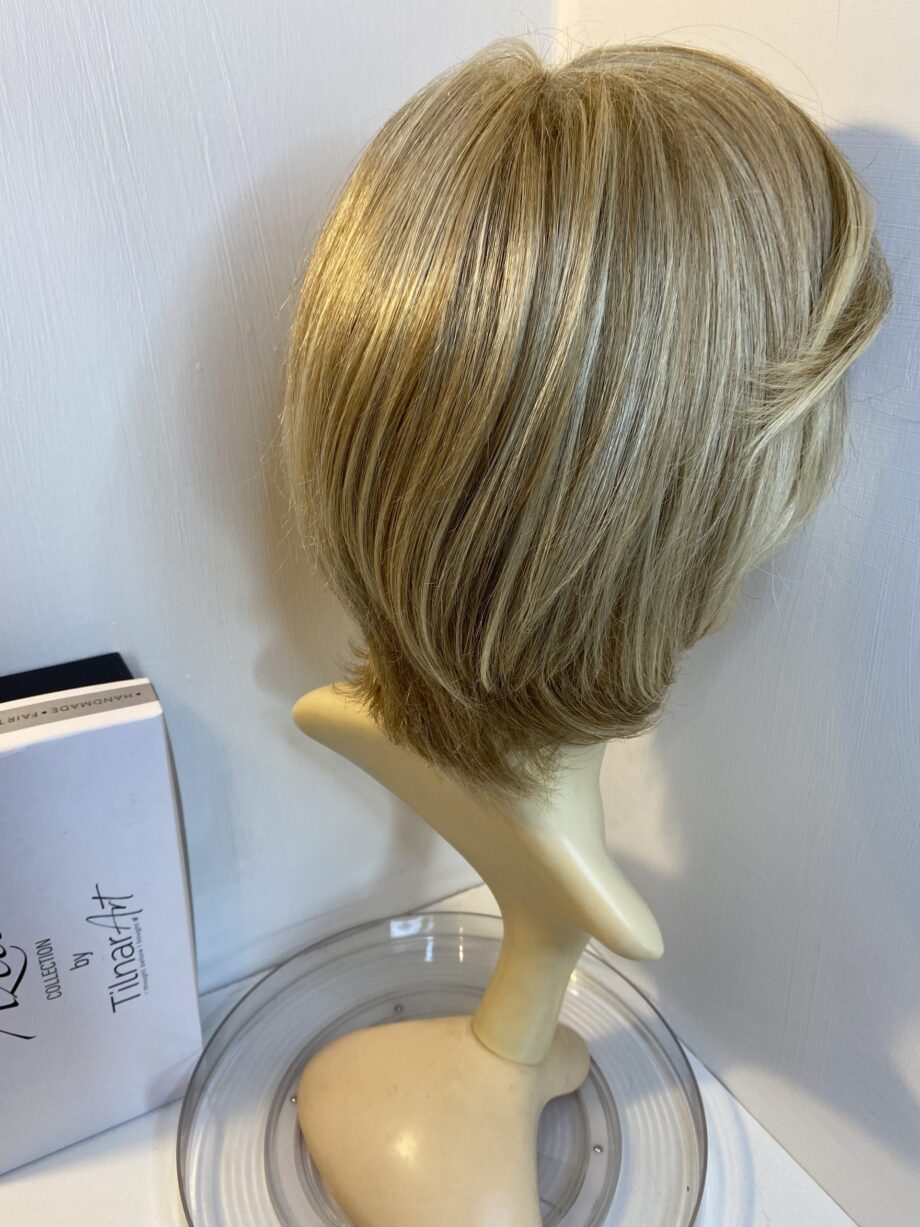Blonde mid length wig. Bblms289