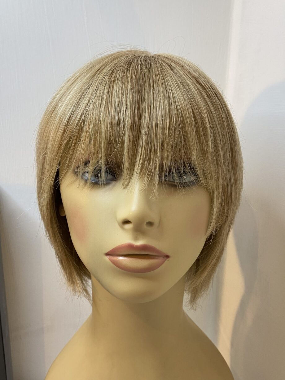 Blonde mid length wig. Bblms276