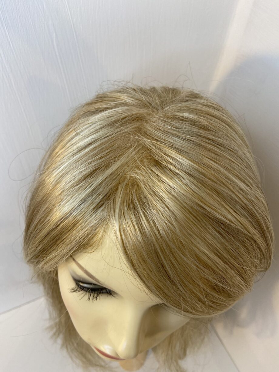 Extra long blonde wig. Blls8022