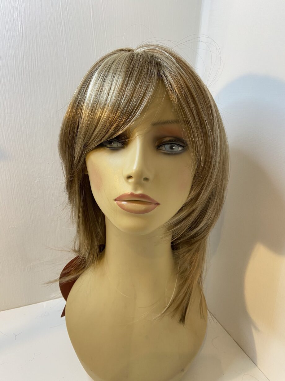 New blonde highlighted long wig. Blls739
