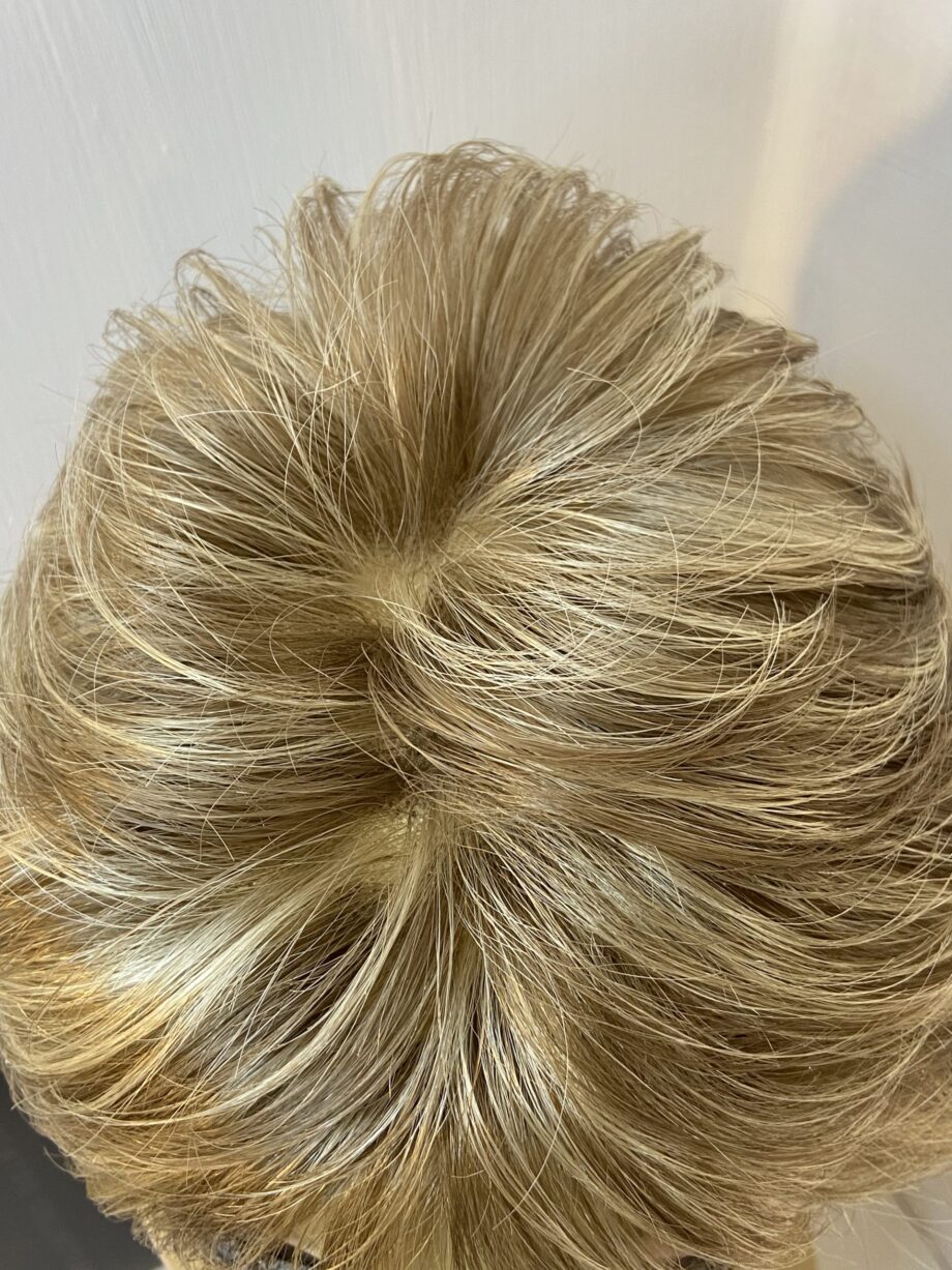 Blonde short sentoo wig. Bblsw271