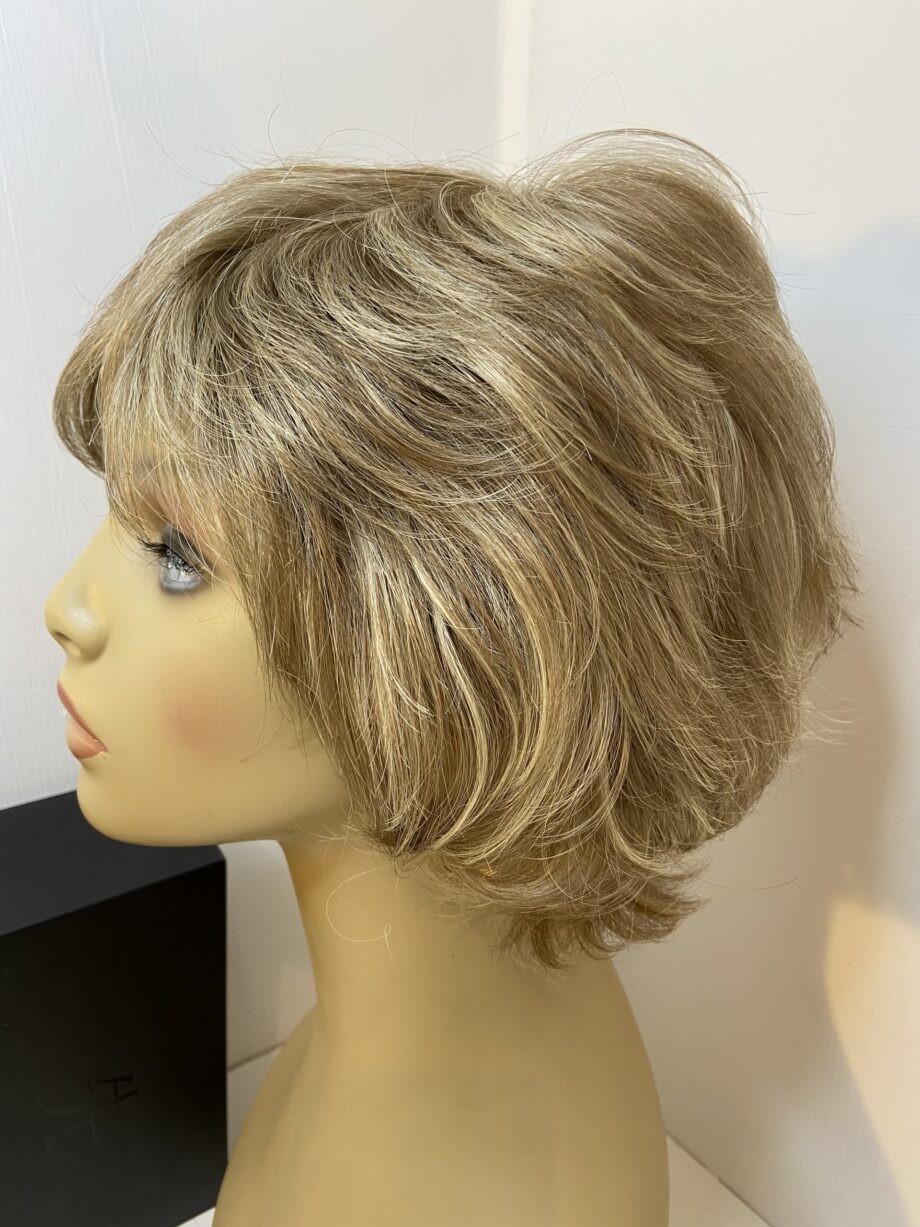 Sentoo premium collection blonde wig. Bblsw273