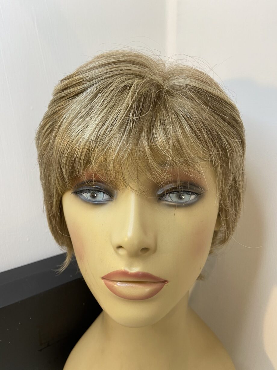 Short blonde highlighted wig. Bblsw269