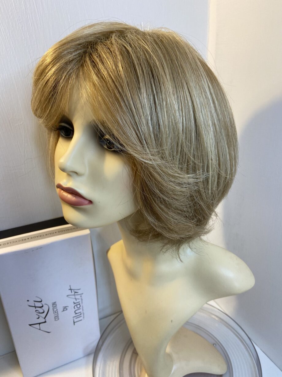 Blonde mid length wig. Bblms289