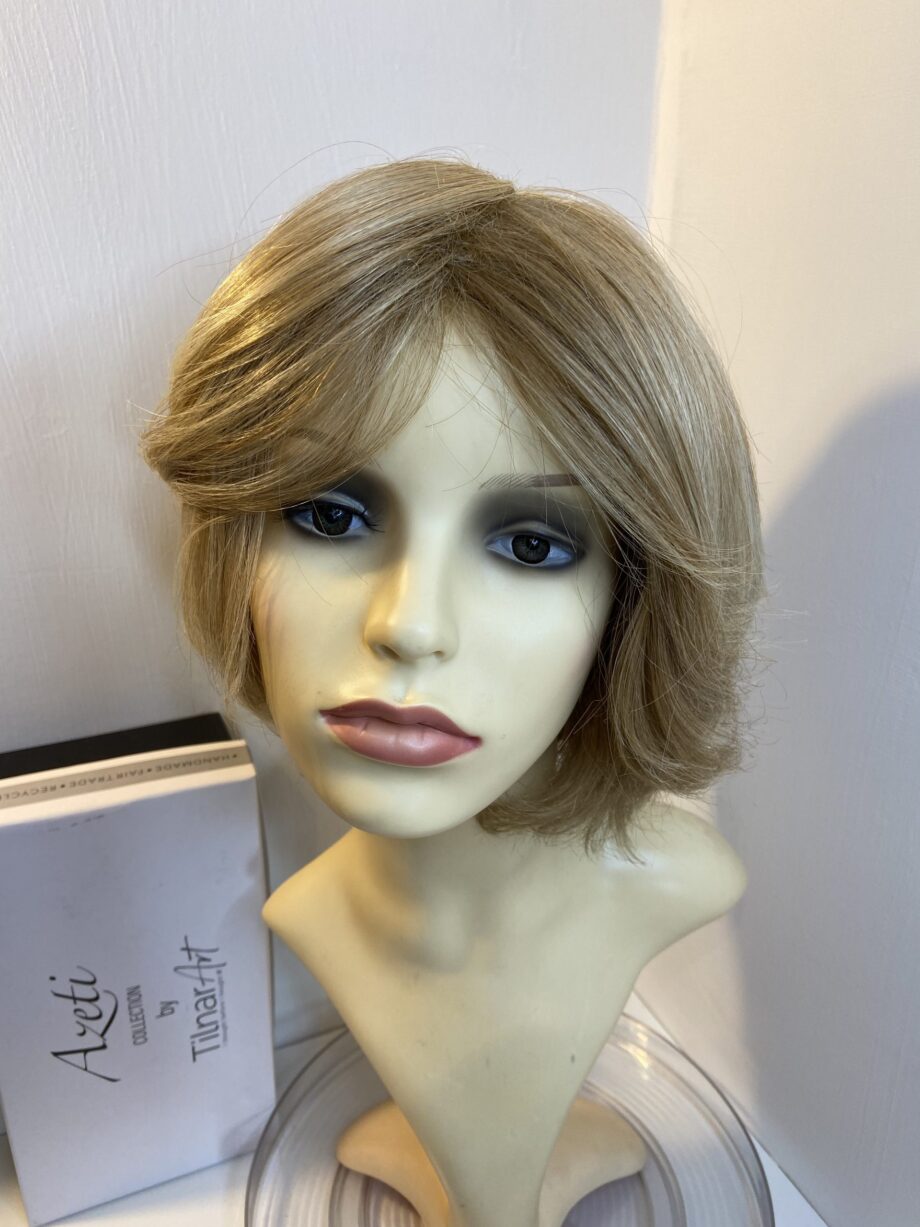 Blonde mid length wig. Bblms289