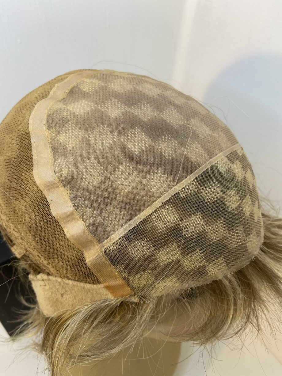 Short blonde highlighted wig. Bblsw269