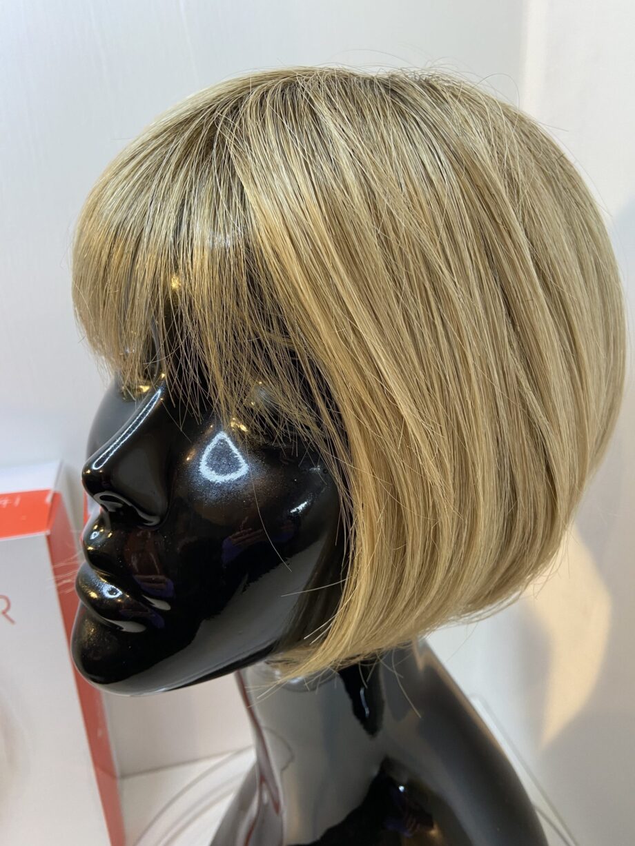 Blonde highlighted rooted wig. Bblms283