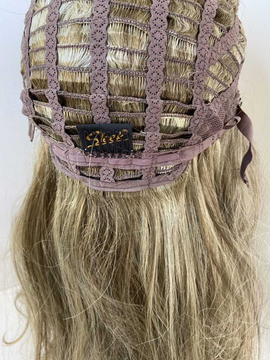 Blonde long wavy highlighted wig. Bllw746