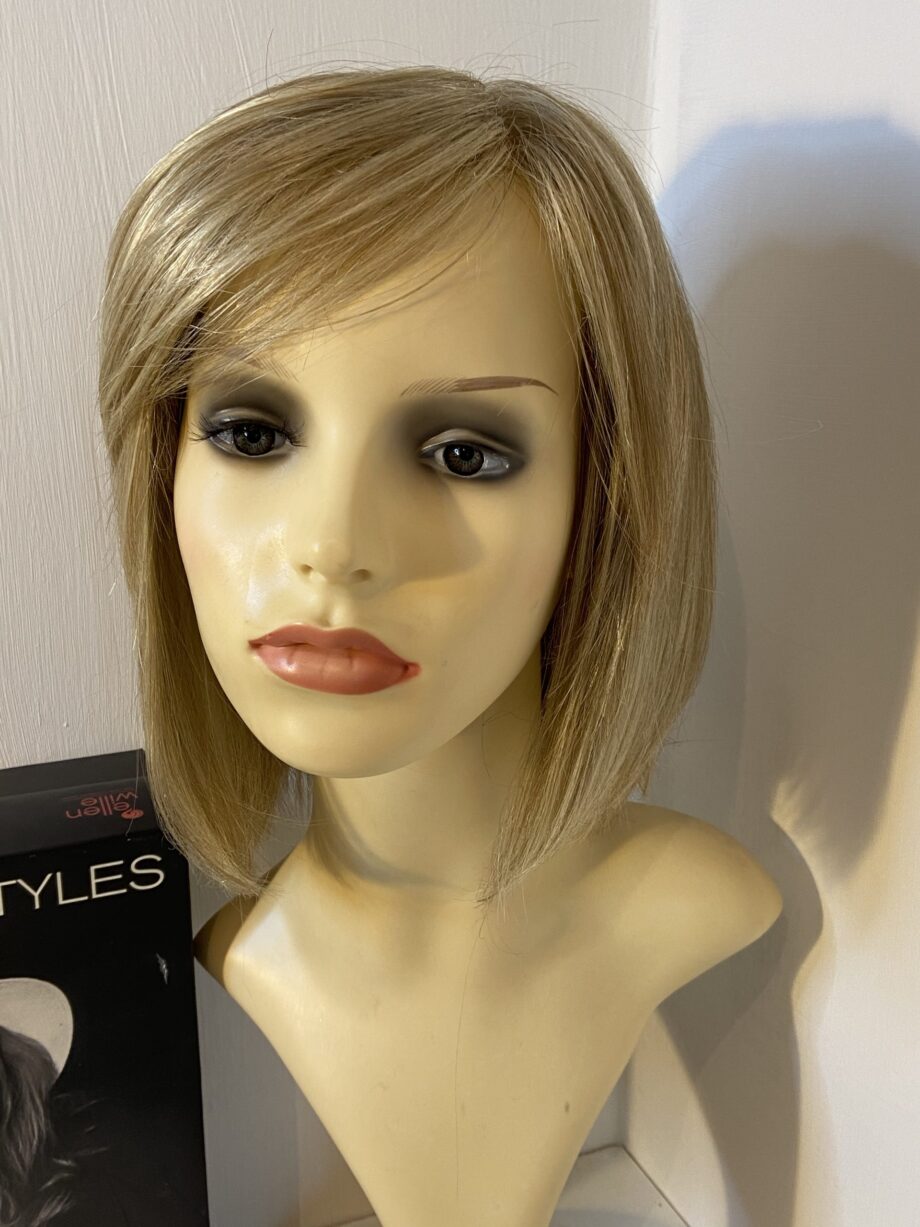 Blonde champagne mix wig. Bblms275