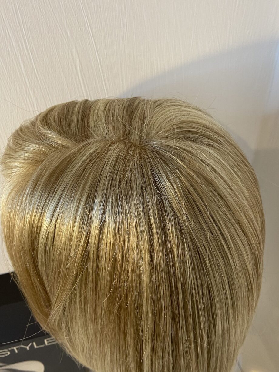 Blonde champagne mix wig. Bblms275