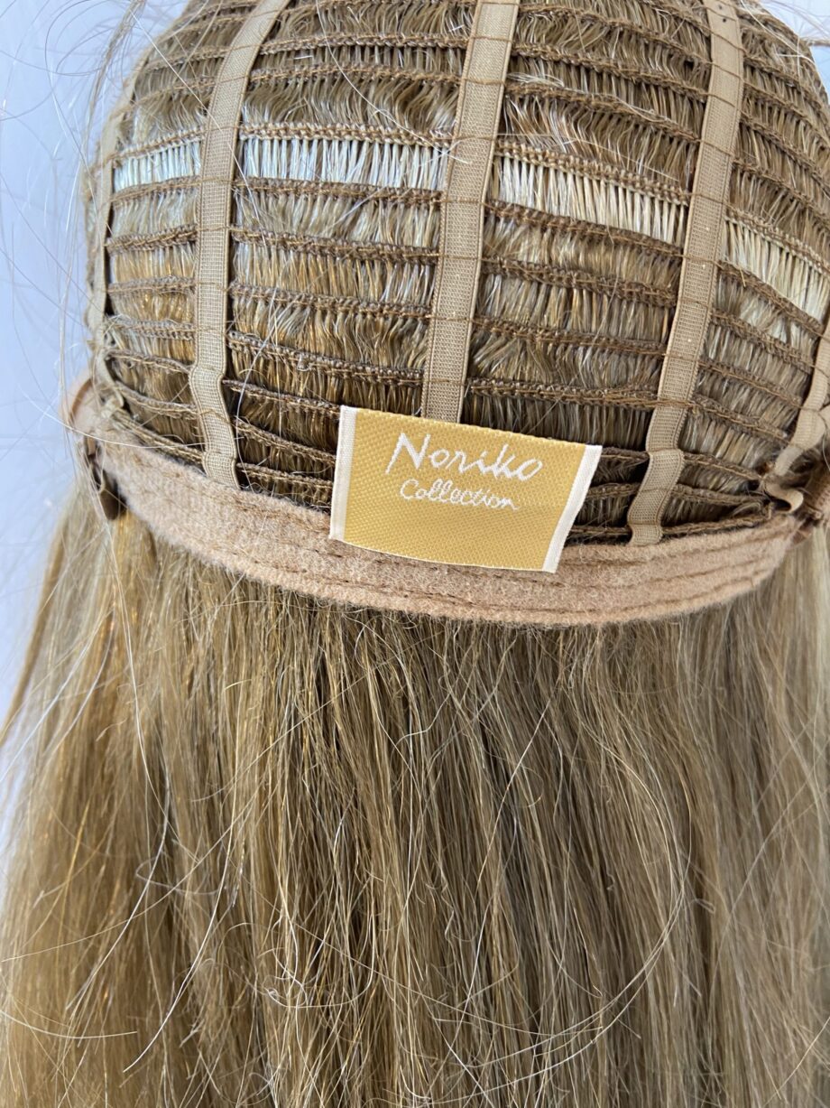 Stunning long blonde wig. Blls738