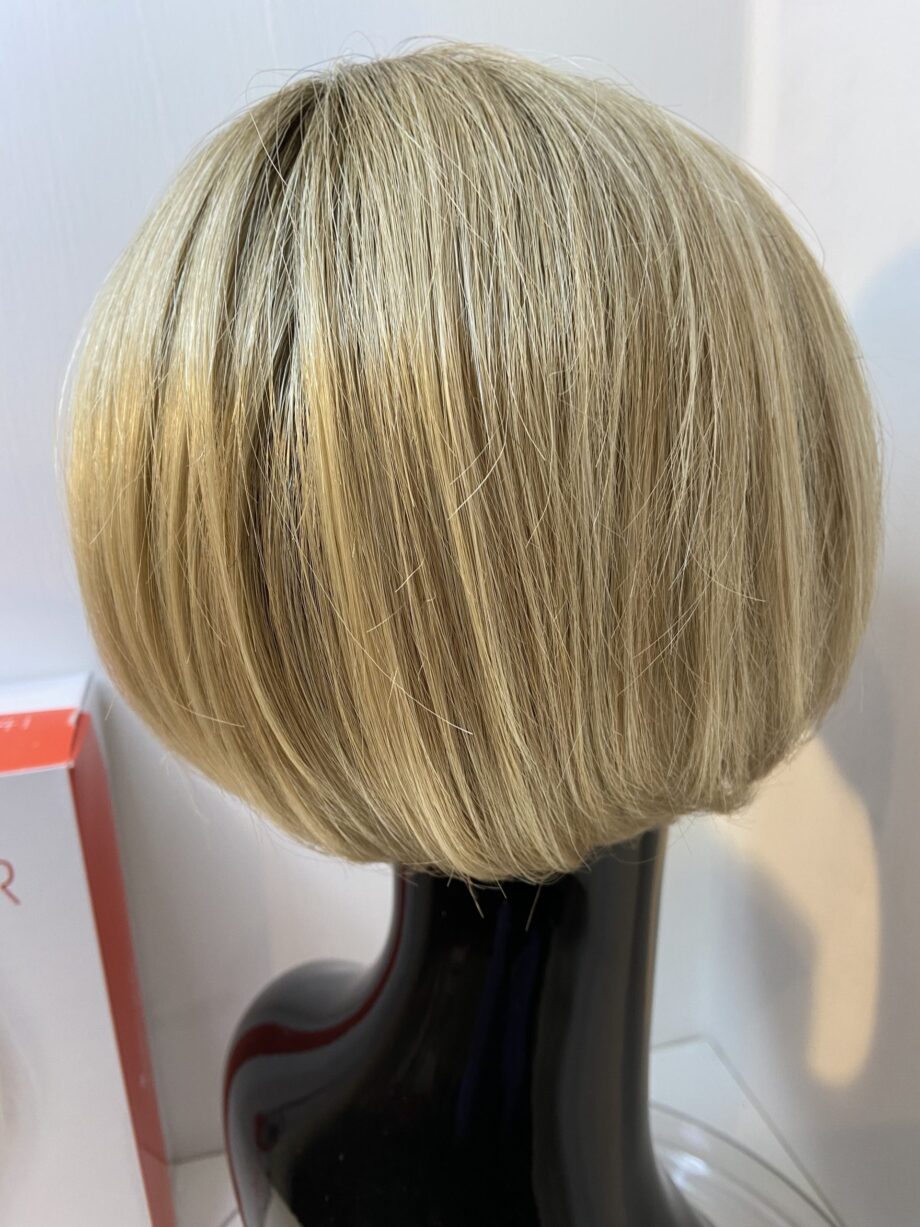 Blonde highlighted rooted wig. Bblms283