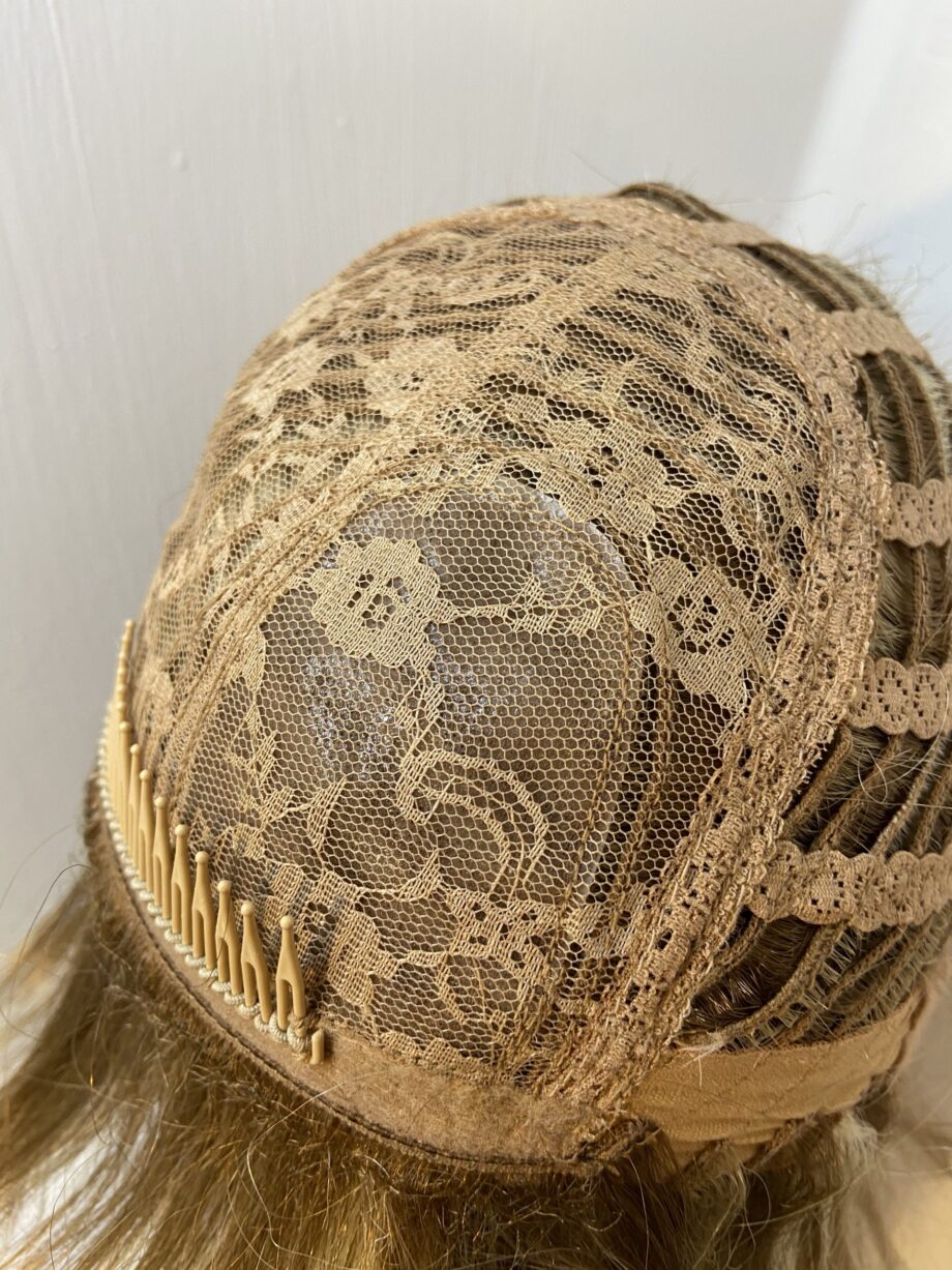 New blonde highlighted long wig. Blls739