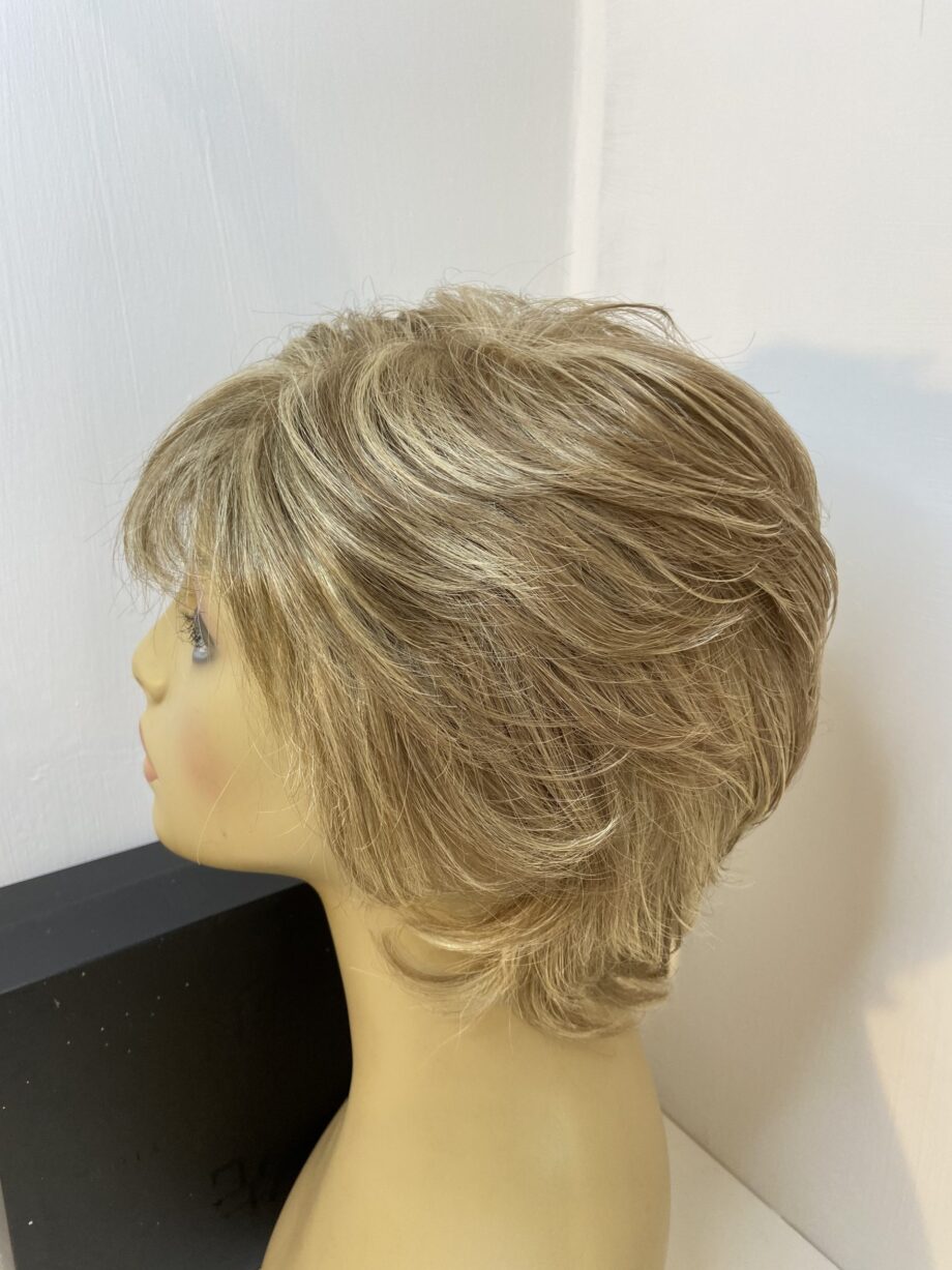 Short blonde highlighted wig. Bblsw269