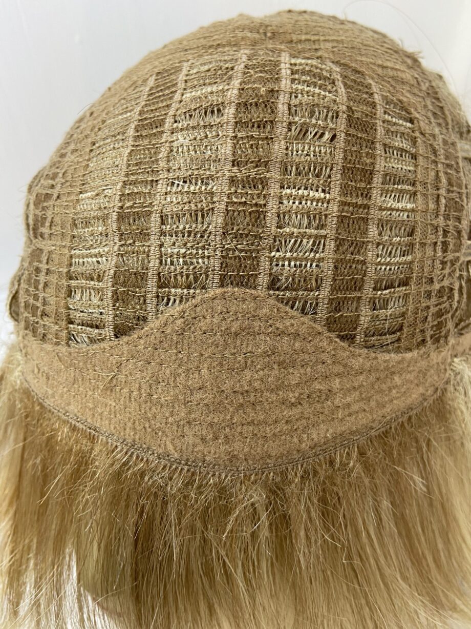 Light Blonde mid length wig. Bblms272