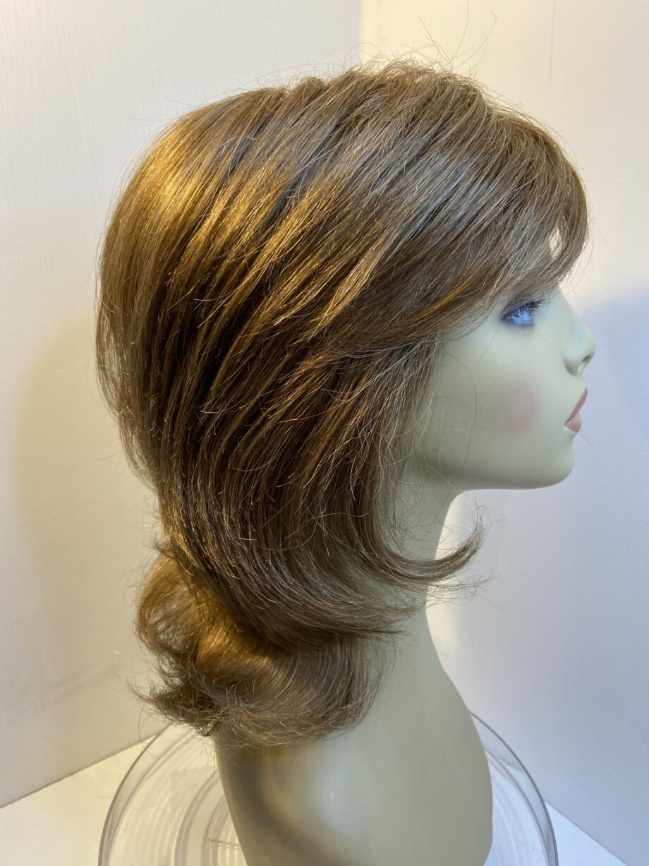 Long wavy brown wig. Brlw764