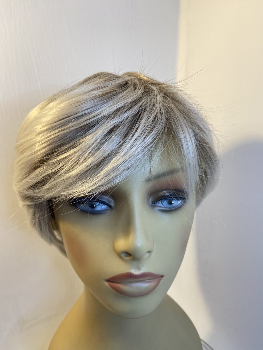 Creamy light blonde rooted. Pplgss620