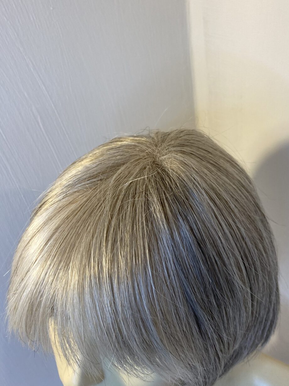 Silver grey short wig. Gms749