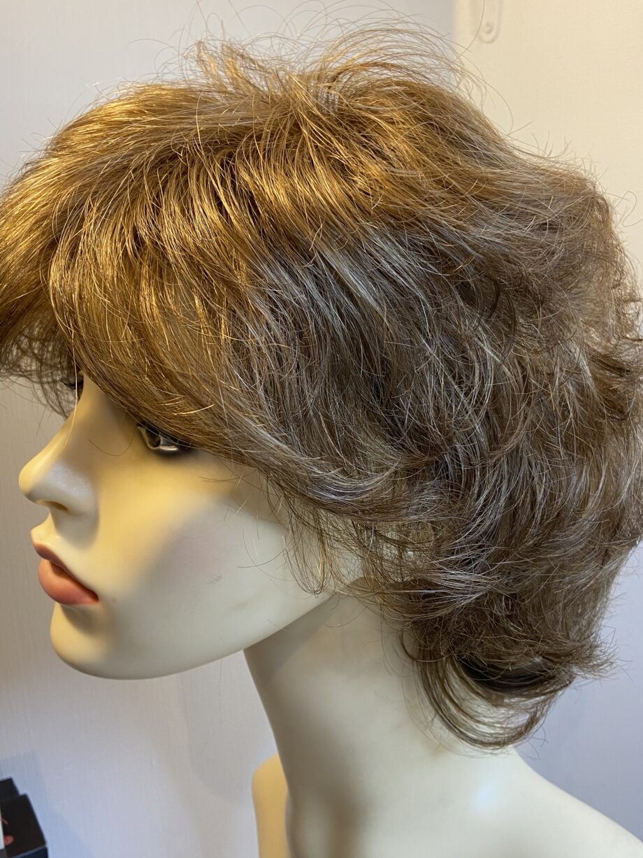 New designer boxed brown wavy wig. Bbrwm300