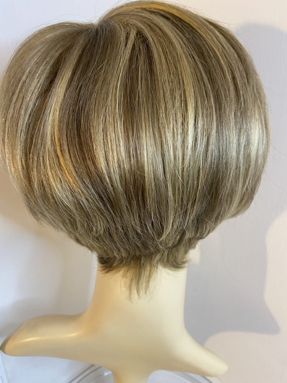 Trendco blonde short wig. Bblss290