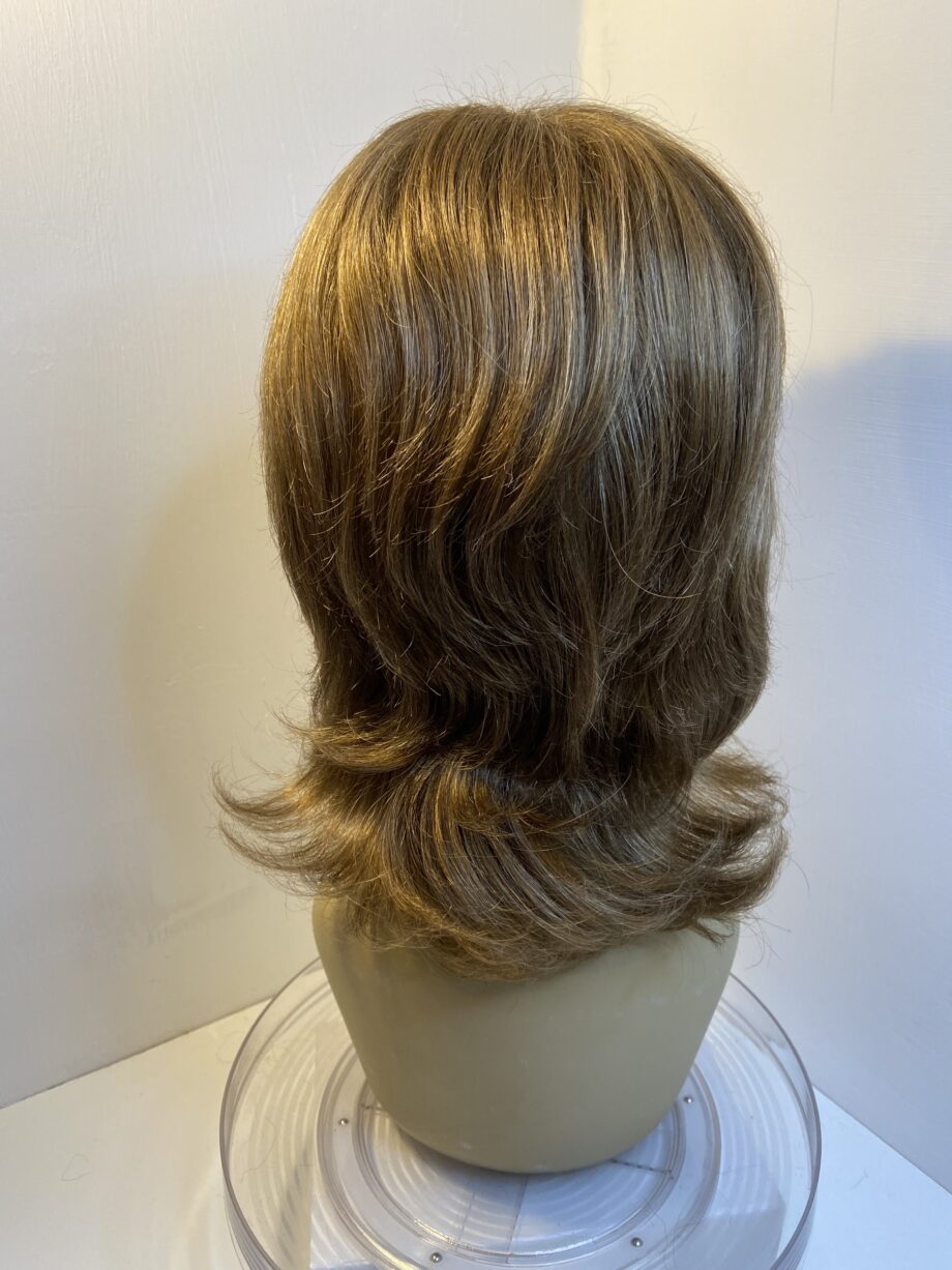 Long wavy brown wig. Brlw764