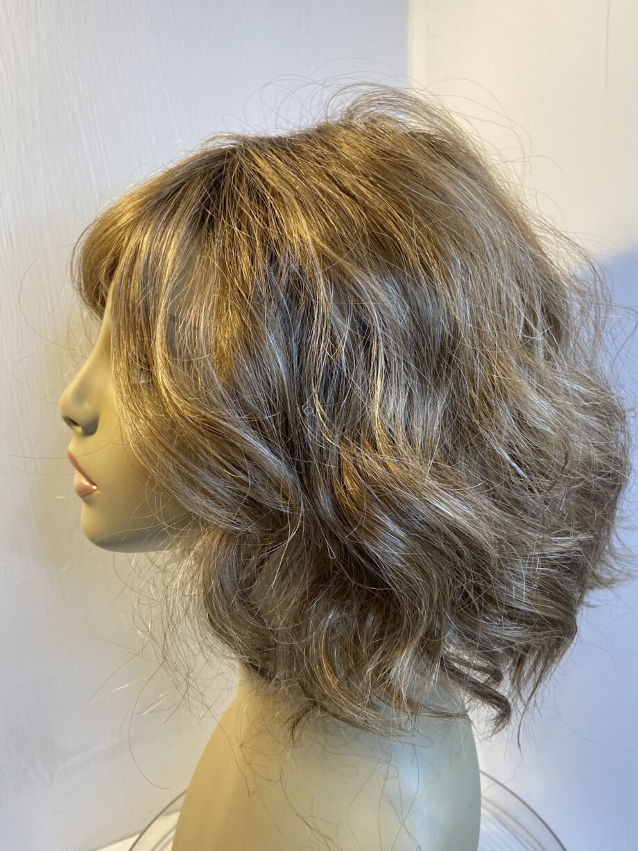 Stunning wavy brown wig. Pplbrwm463
