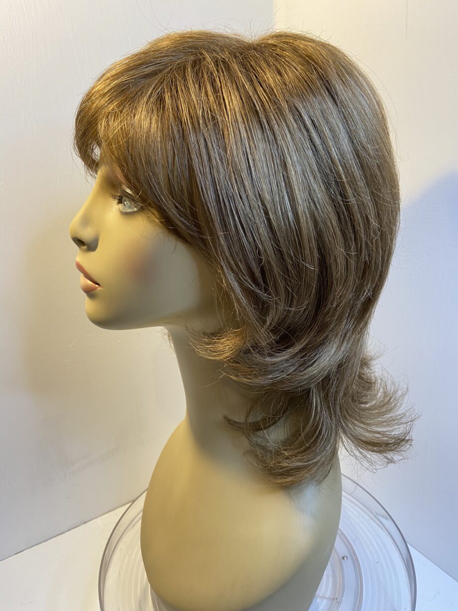 Long wavy brown wig. Brlw764