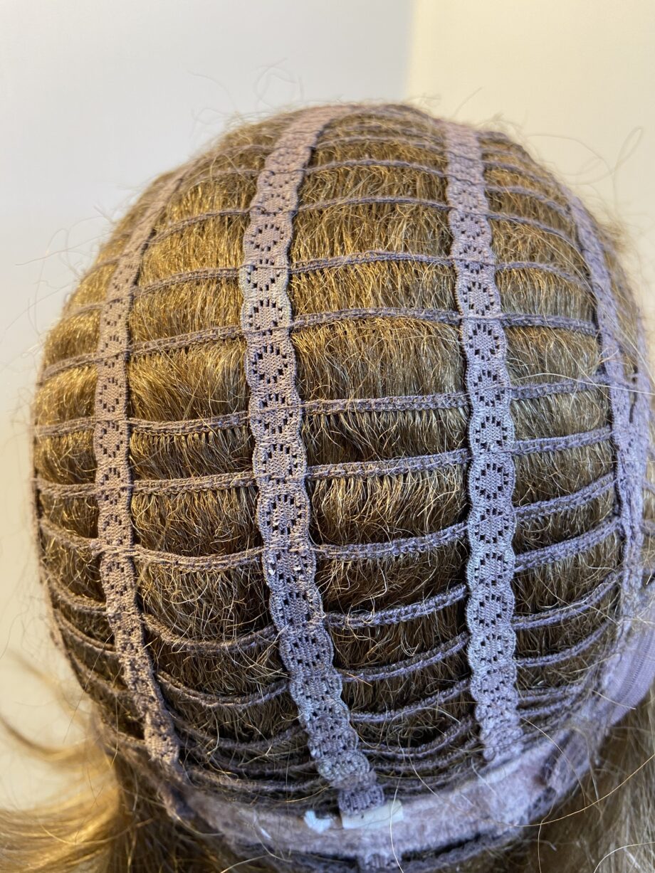 Long wavy brown wig. Brlw764