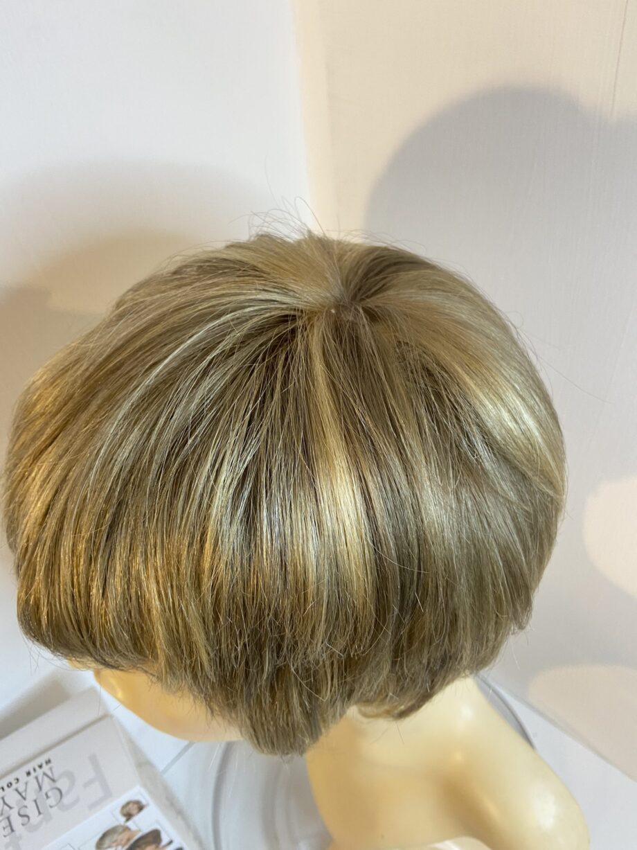 Trendco blonde short wig. Bblss290