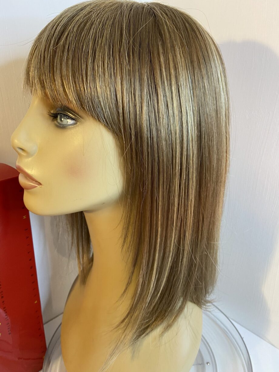 Creamy blonde long wig. Bblls294