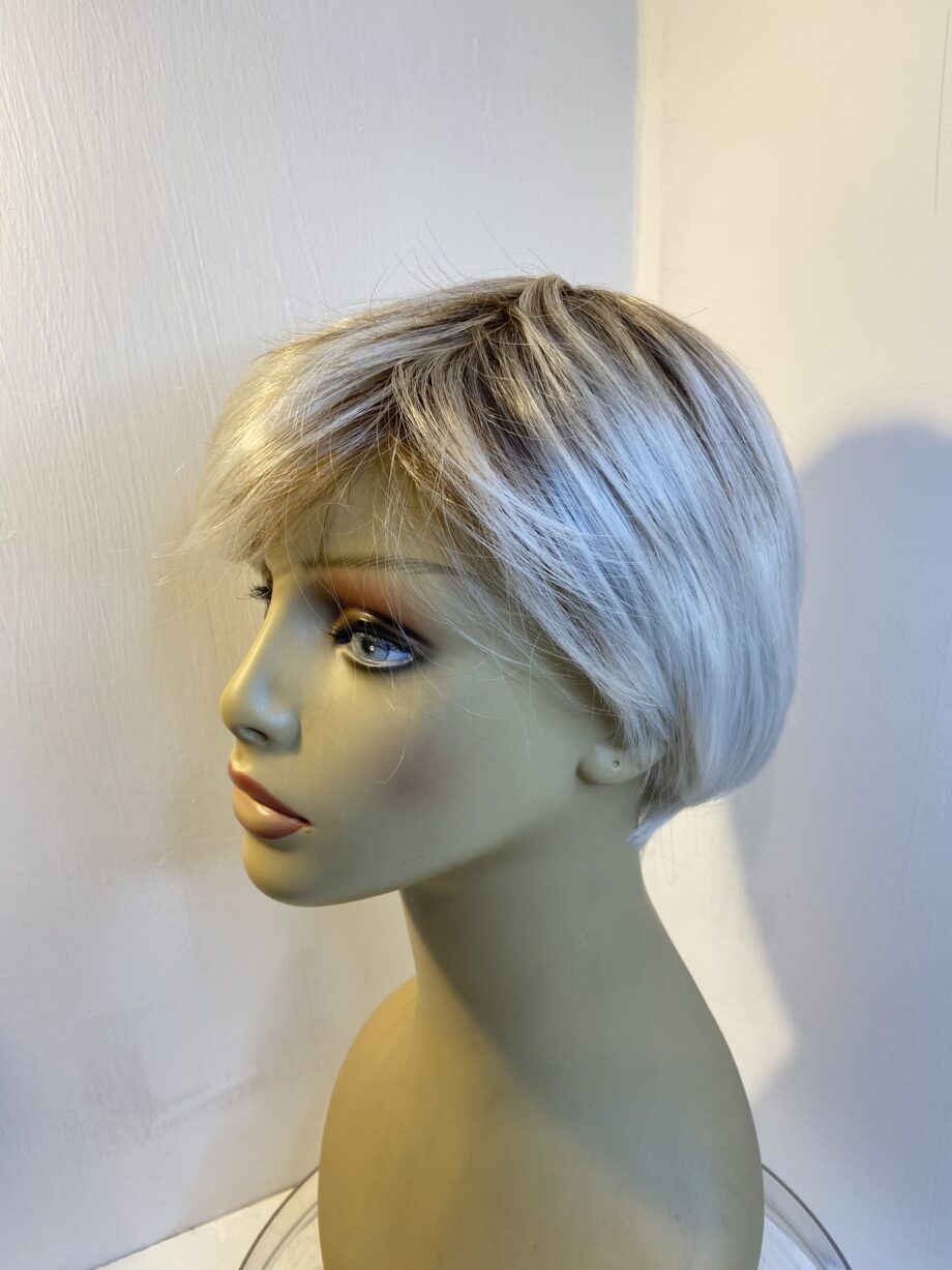Creamy light blonde rooted. Pplgss620