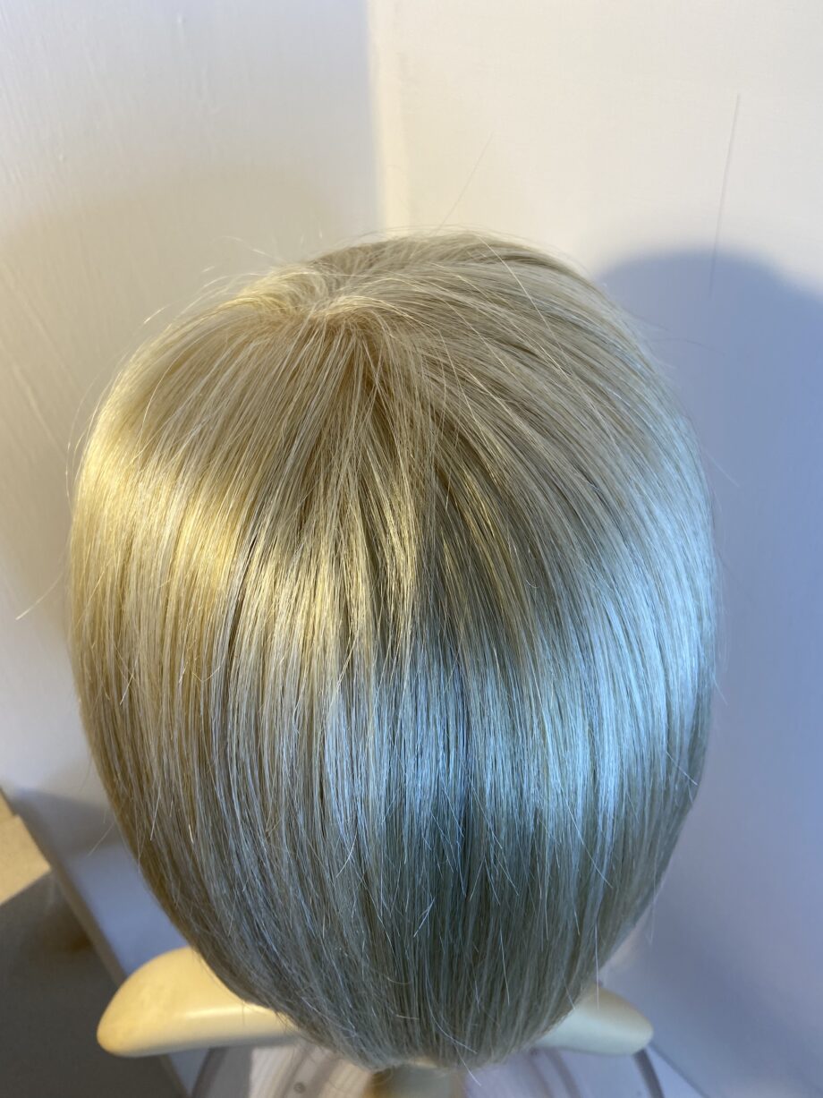 Creamy Beautiful blonde mid length new wig. Bblms294
