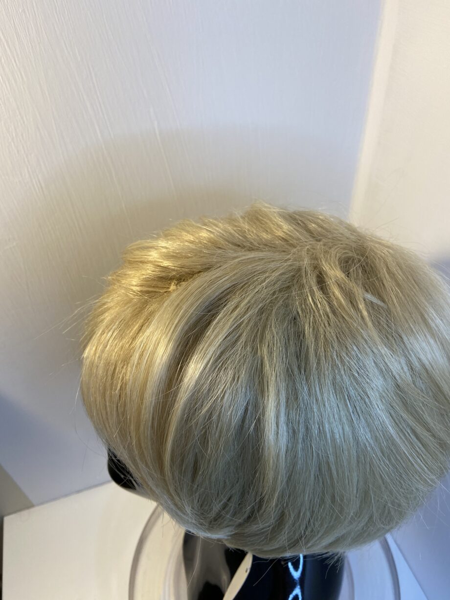 Short blonde new wig. Tag on. Blss465
