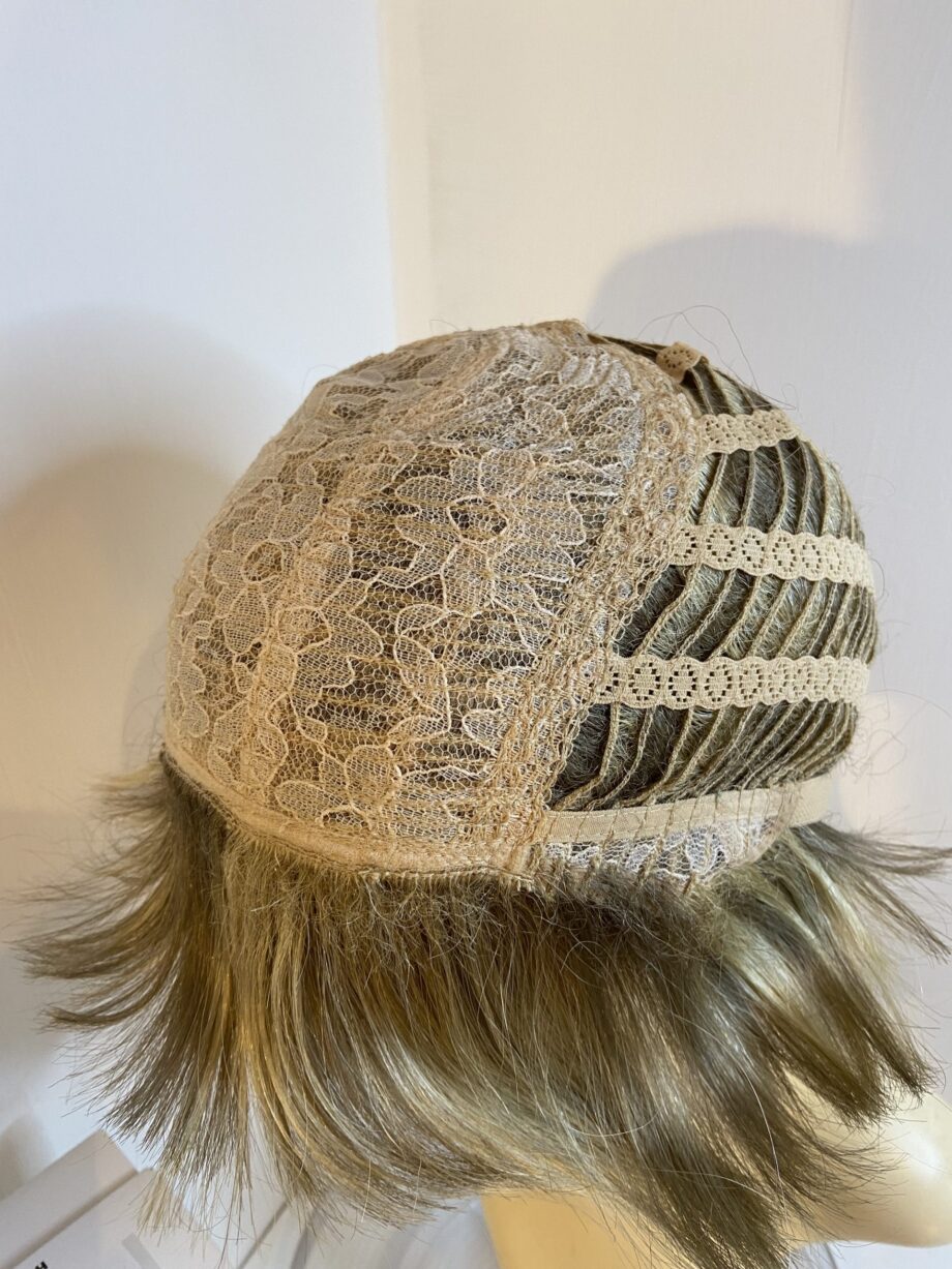 Trendco blonde short wig. Bblss290