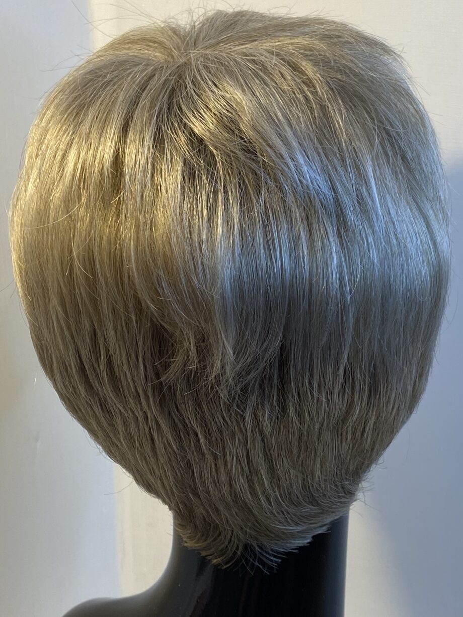 Silver warm grey short wig. Gss8033