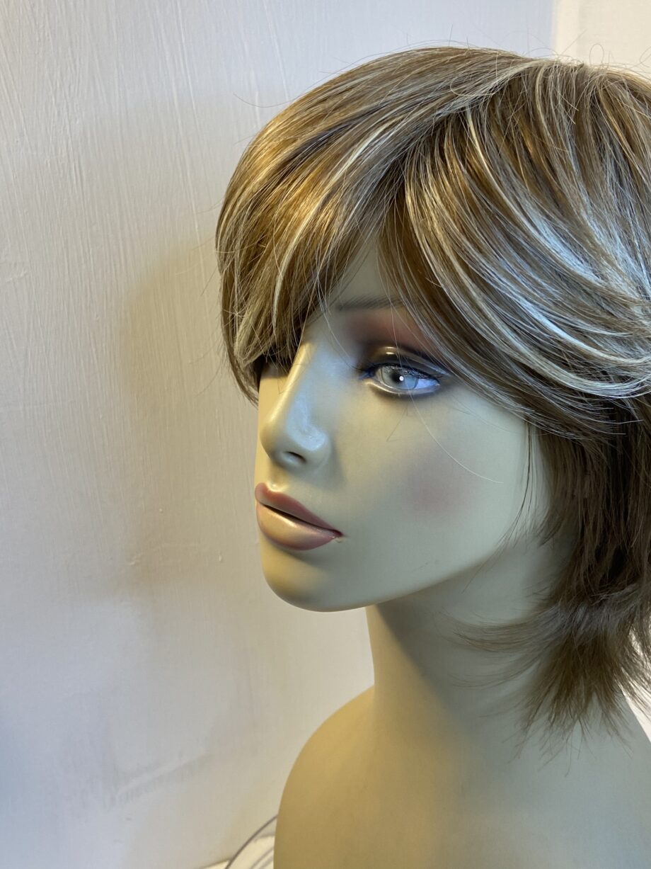 Highlighted brown shiny wig. Blss460