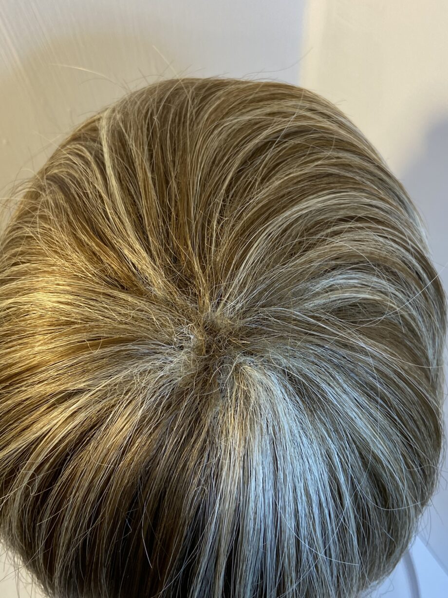 Highlighted brown shiny wig. Blss460