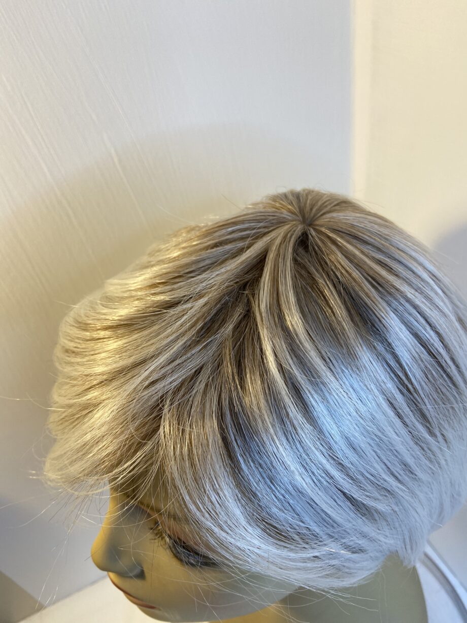 Creamy light blonde rooted. Pplgss620