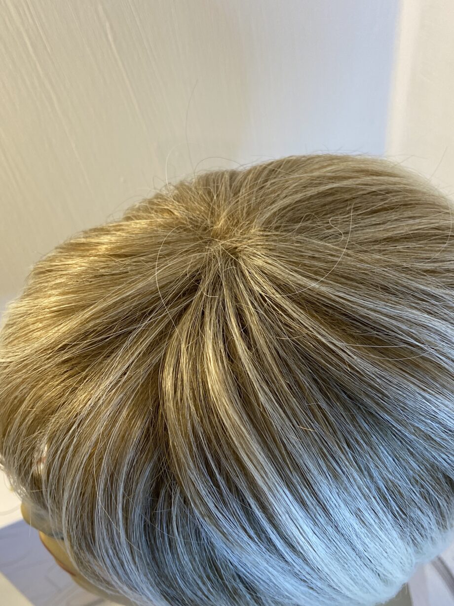 Noriko blonde highlighted wig. Bblms299