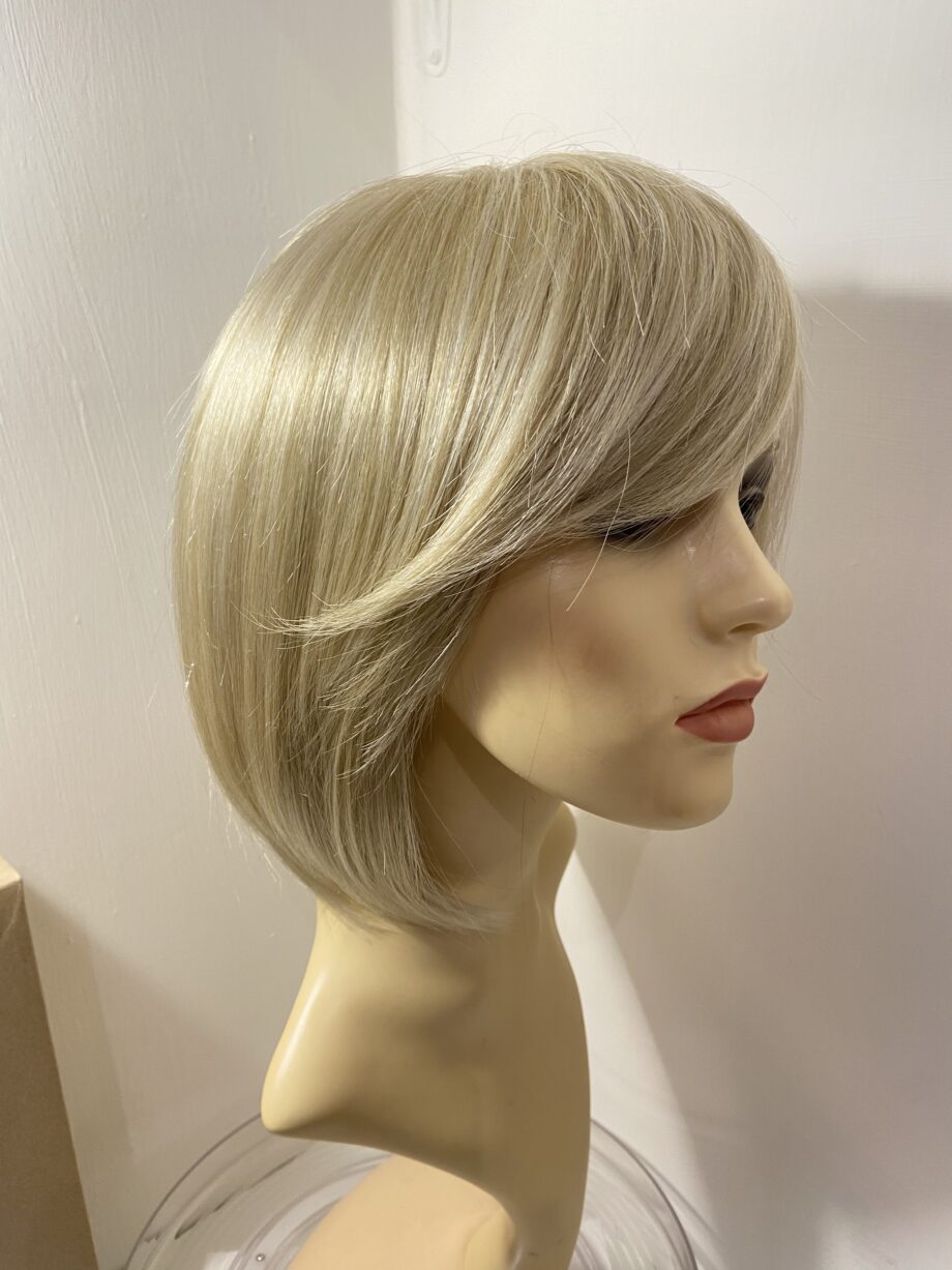 Creamy Beautiful blonde mid length new wig. Bblms294
