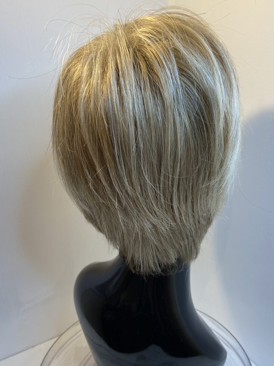 Shiny blonde wig. Blms765